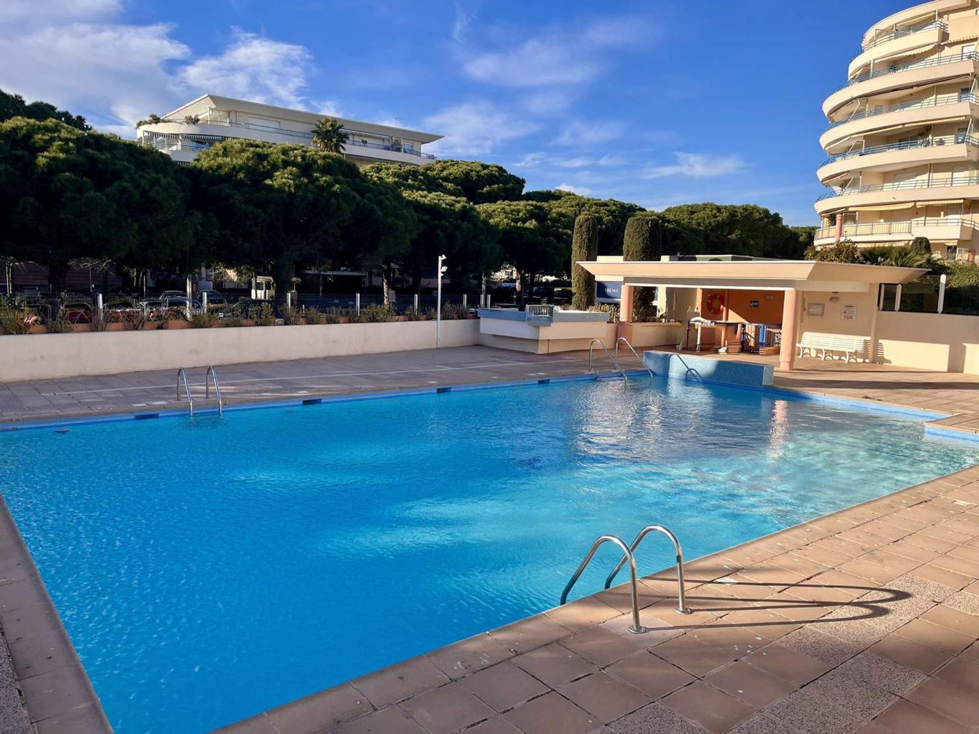 Avec Piscine Et Terrasse, Proche Plage, Climatise, Garage A - Fr-1-226a-184 Appartement Fréjus