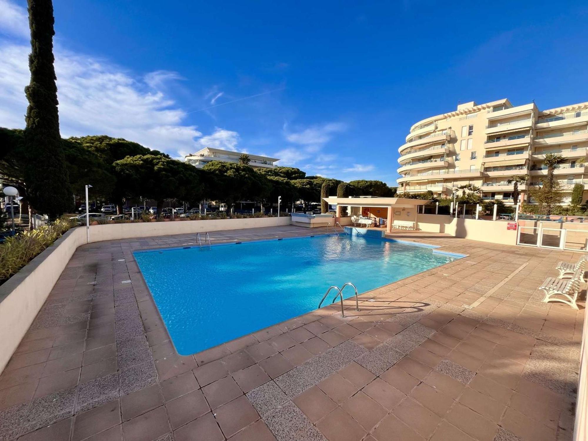 Avec Piscine Et Terrasse, Proche Plage, Climatise, Garage A - Fr-1-226a-184 Appartement Fréjus